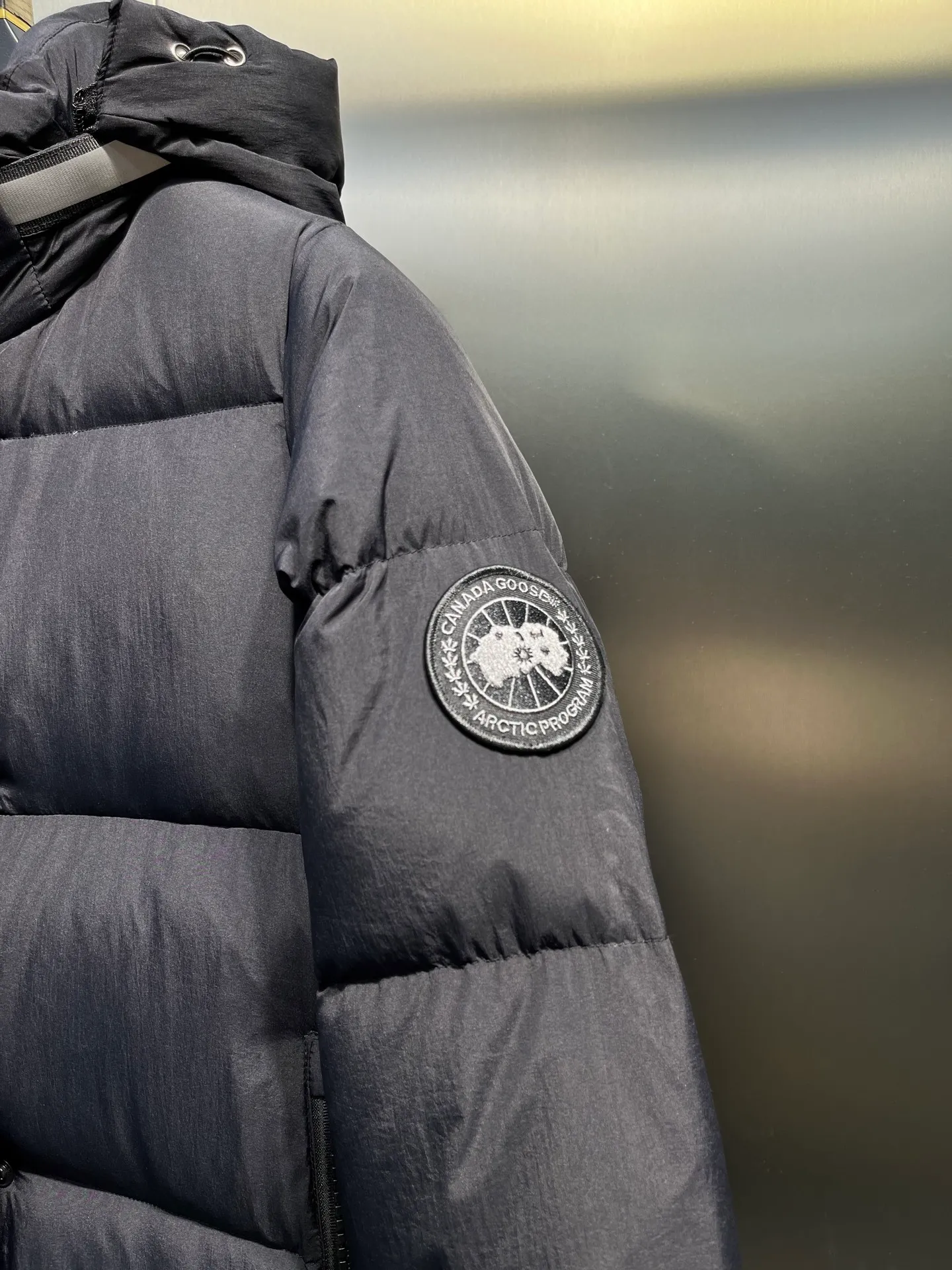 P1100 Canada Goose 🌟Canada Goose🇨🇦 Unisex down jacket, couple style, imported 90% duck down, collar is Canadian wild coyote hair, checkered double-layer inner liner with no velvet, thick velvet filling, level 5 cold protection, only one goose is needed to prevent freezing in winter, the stitching is perfect! I will buy another version this year, all accessories and materials will follow the original size: xs-xxl